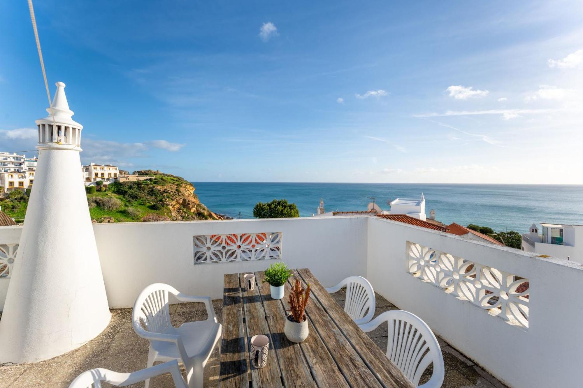 Comfy Flat W/ Rooftop Beach View By Lovelystay Бургау Екстер'єр фото