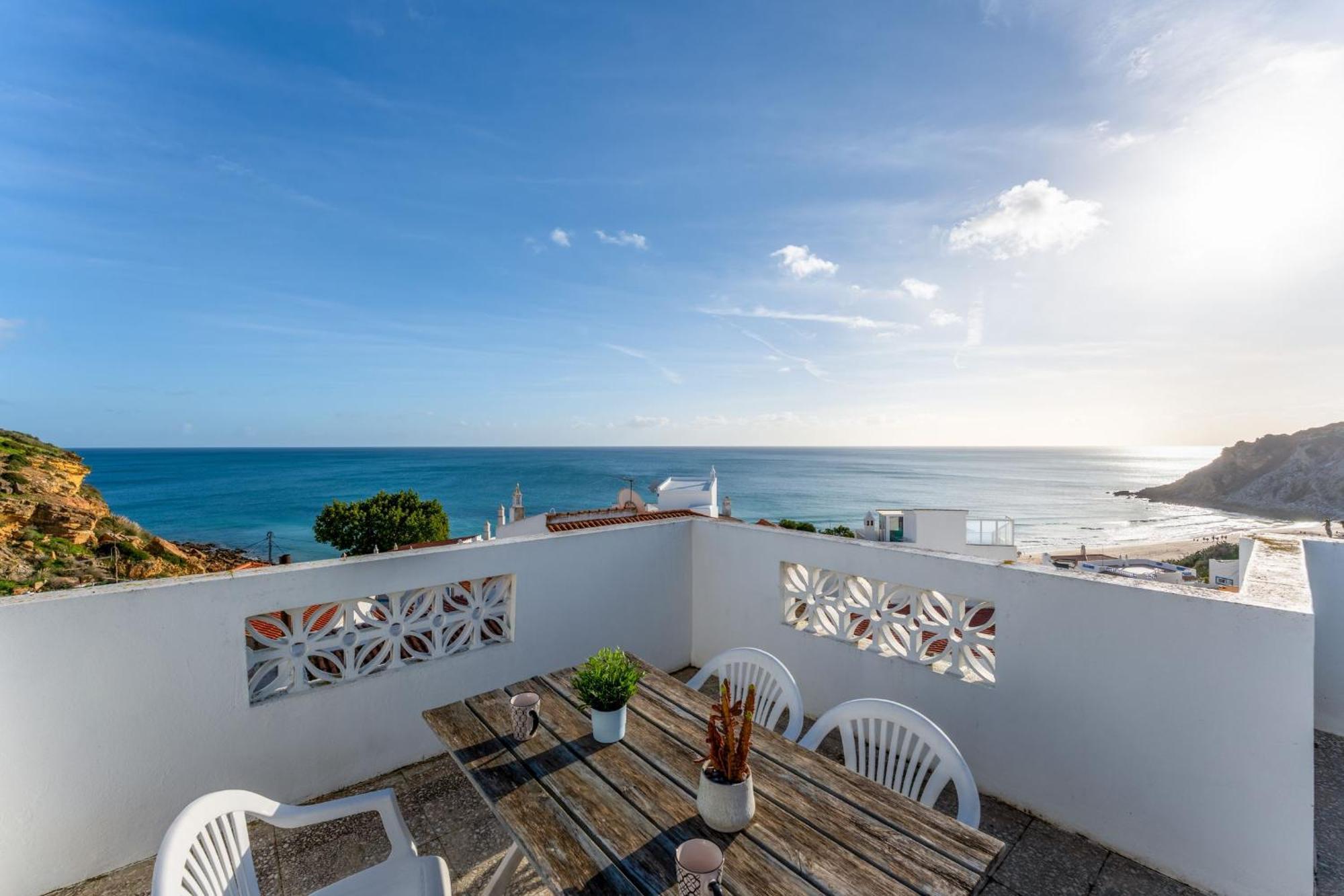 Comfy Flat W/ Rooftop Beach View By Lovelystay Бургау Екстер'єр фото